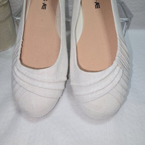 AMERICAN EAGLE LOWER EAST SIDE WOMENS BREE PLEATED BALLET FLATS WHITE SIZE 9.5 - Picture 6 of 6